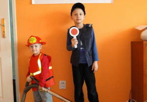 Dwoje chłopców przebranych za strażaka i policjanta